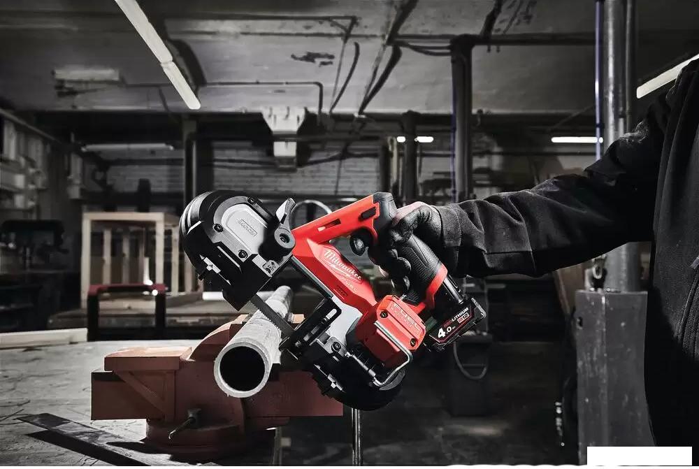 Ленточная пила Milwaukee Fuel M12 FBS64-402C 4933478441 (с 2-мя АКБ, кейс)