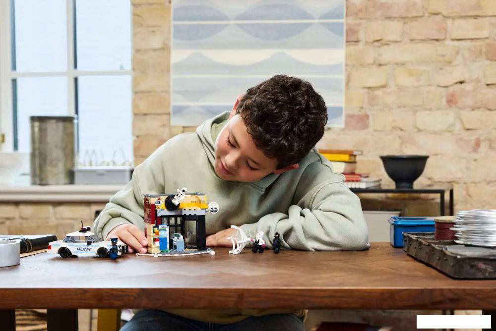 Конструктор LEGO Super Heroes Через вселенные: Майлз Моралес против Спота 76311