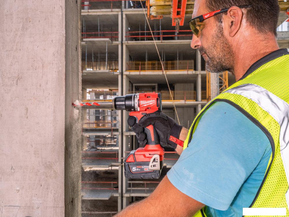 Ударная дрель-шуруповерт Milwaukee M18 BLPDRC-402C 4933492824 (с 2-мя АКБ 4 Ач, кейс)