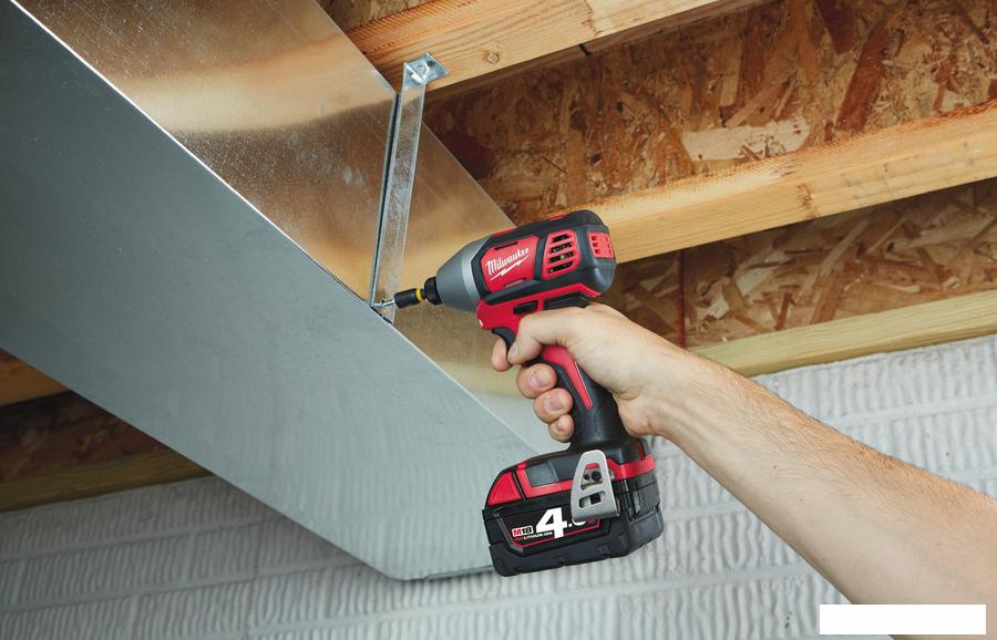 Винтоверт Milwaukee M18 BID-402C 4933443580 (с 2-мя АКБ, кейс)