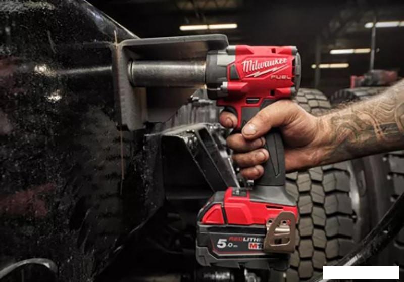 Гайковерт Milwaukee M18 FIW2P12-502X 4933478447 (с 2-мя АКБ, кейс)