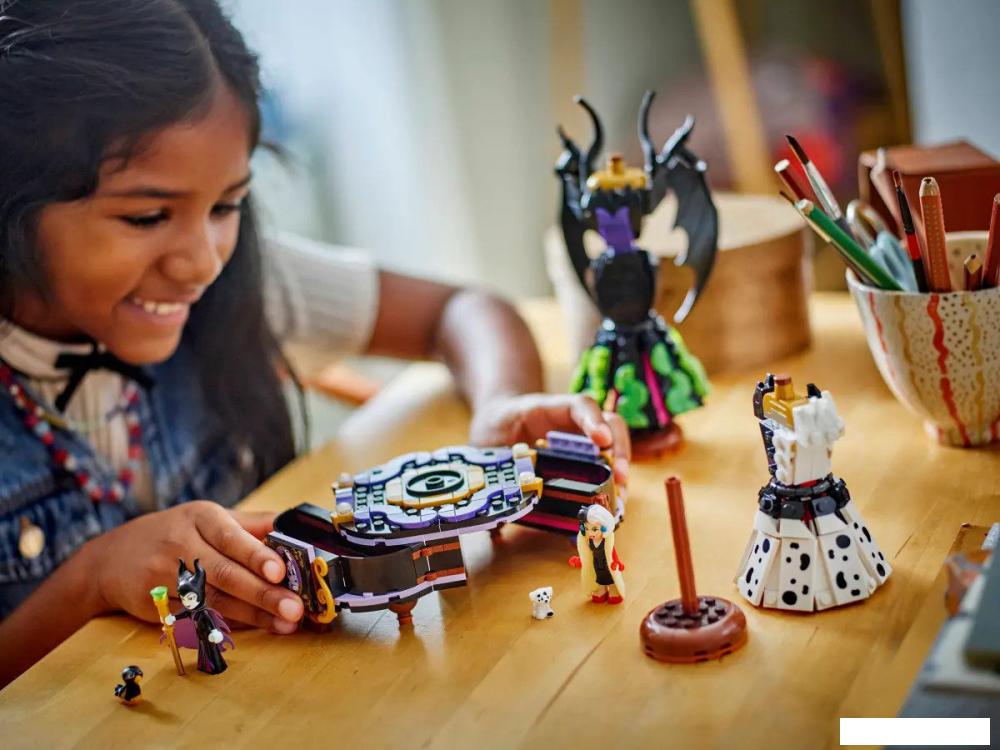 Конструктор LEGO Disney Princess Платья Малефисенты и Круэллы Де Виль 43262