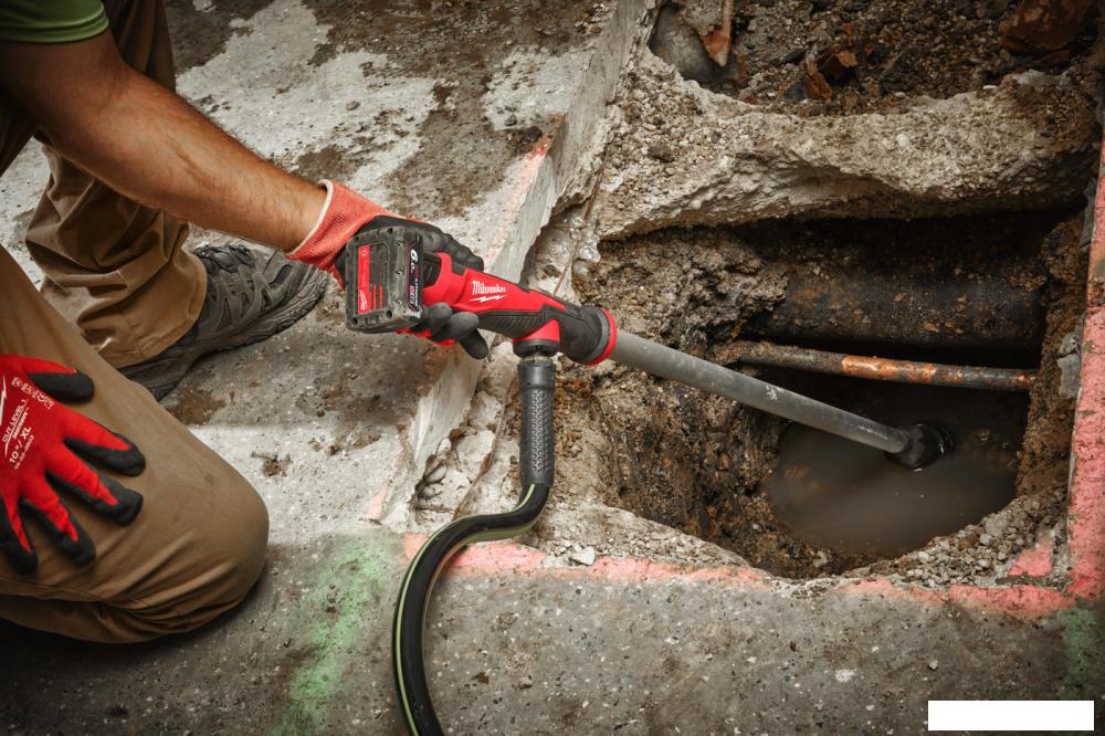 Садовый насос Milwaukee M12 BSWP-0 (без АКБ)