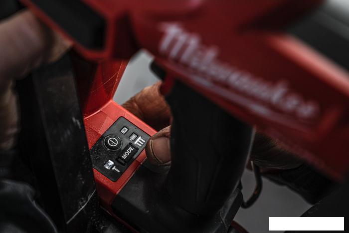Гвоздезабиватель Milwaukee M18 FN15GA-0X Fuel 4933478091 (без АКБ, кейс)
