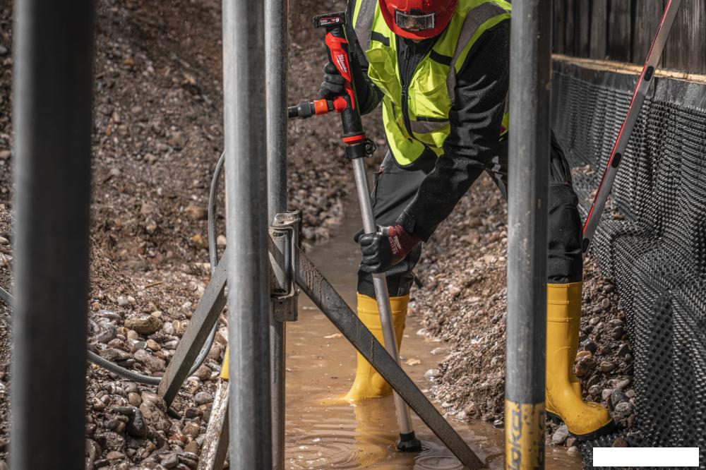 Садовый насос Milwaukee M12 BSWP-0 (без АКБ)