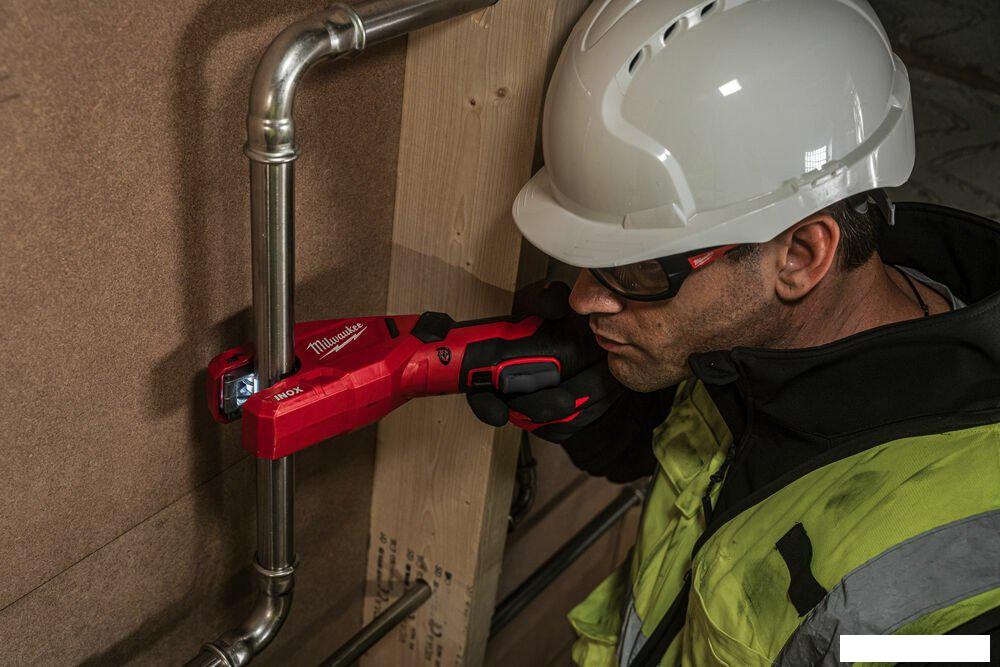 Труборез Milwaukee M12 PCSS-202C 4933479242 (с 2-мя АКБ, кейс)