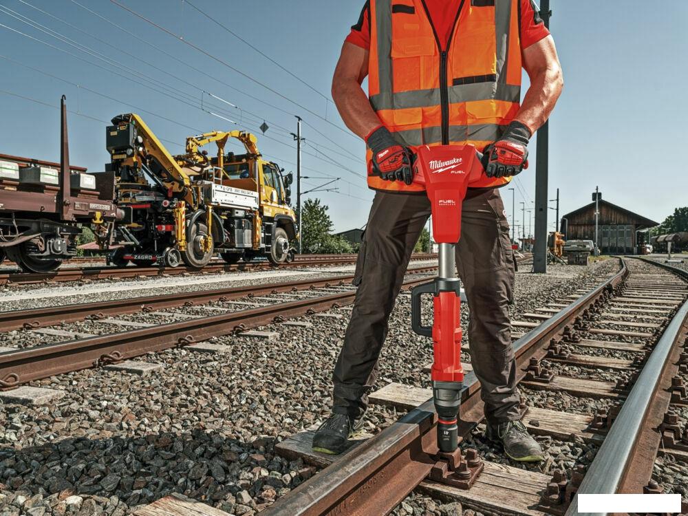 Гайковерт Milwaukee M18 FUEL M18FHIWF1R-0C 4933493140 (без АКБ, кейс)