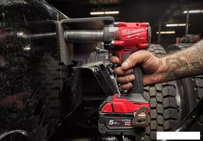Гайковерт Milwaukee M18 FIW2F38-0X 4933478650 (без АКБ, кейс)