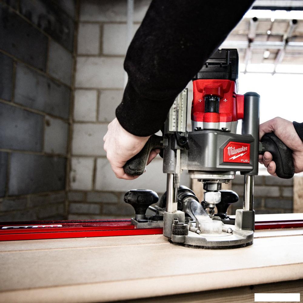 Вертикальный фрезер Milwaukee M18 FR12-0X 4933493304 (без АКБ)