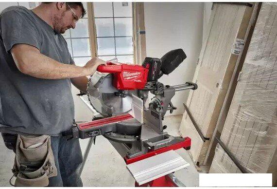 Торцовочная пила Milwaukee M18 FMS305-121-II 4933499181 (с 1-им АКБ)