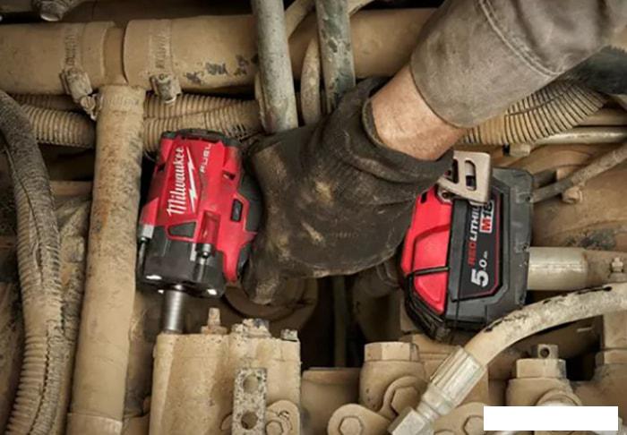 Гайковерт Milwaukee M18 FIW2P12-502X 4933478447 (с 2-мя АКБ, кейс)