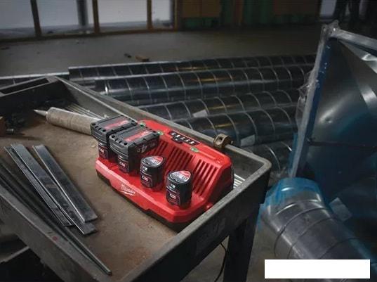 Зарядное устройство Milwaukee M12 C4 4932430554 (12В)