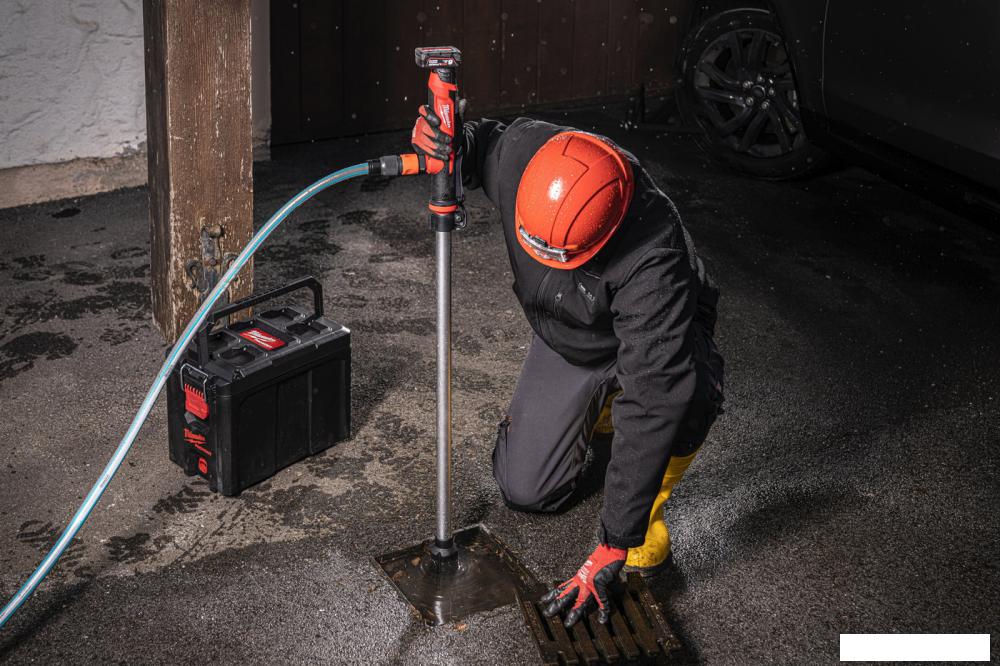 Садовый насос Milwaukee M12 BSWP-0 (без АКБ)