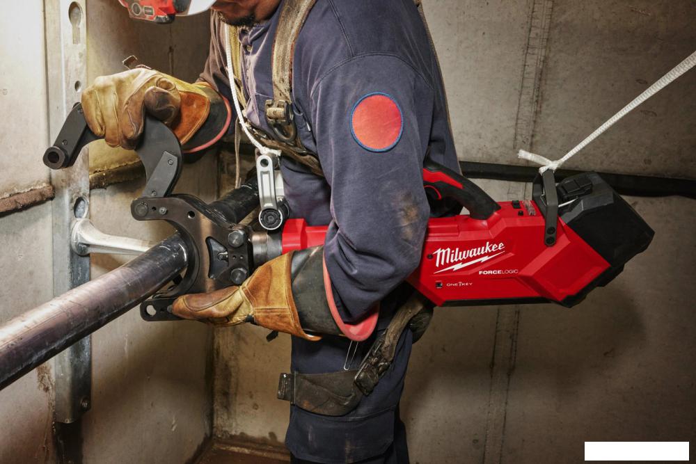 Кабелерез Milwaukee M18 HSFC125R-802C 4933492421 (с 2-мя АКБ, кейс)