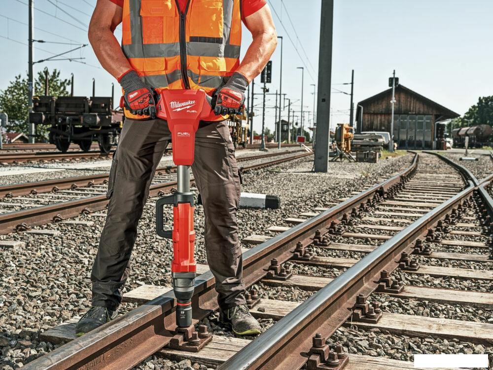 Гайковерт Milwaukee M18 FUEL M18FHIWF1R-122C 4933493141 (с 2-мя АКБ, кейс)