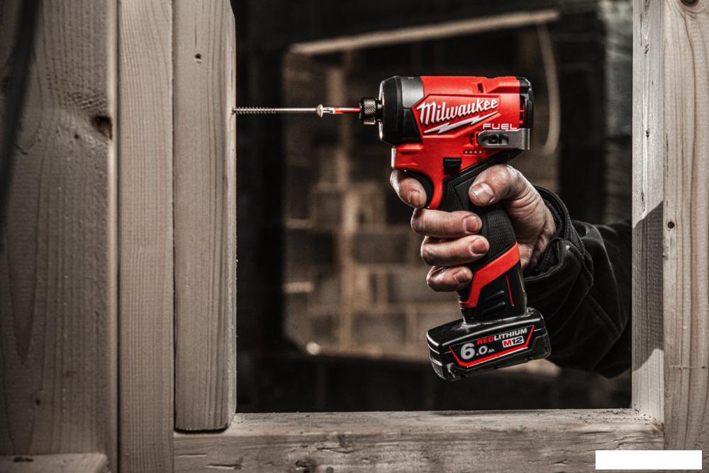 Винтоверт Milwaukee M12 FID2MC-202X Fuel 4933499462 (с 2-мя АКБ, кейс)