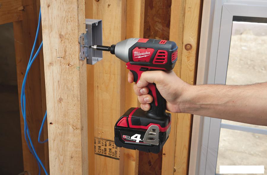 Винтоверт Milwaukee M18 BID-402C 4933443580 (с 2-мя АКБ, кейс)