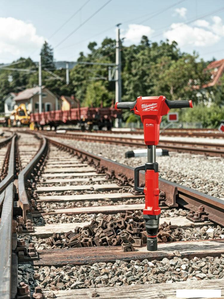 Гайковерт Milwaukee M18 FUEL M18FHIWF1R-122C 4933493141 (с 2-мя АКБ, кейс)