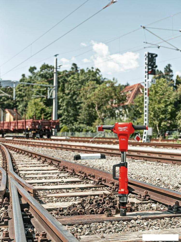 Гайковерт Milwaukee M18 FUEL M18FHIWF1R-122C 4933493141 (с 2-мя АКБ, кейс)