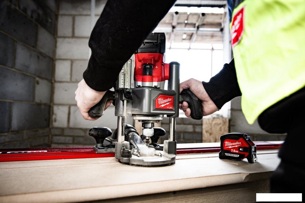 Вертикальный фрезер Milwaukee M18 FR12-0X 4933493304 (без АКБ)