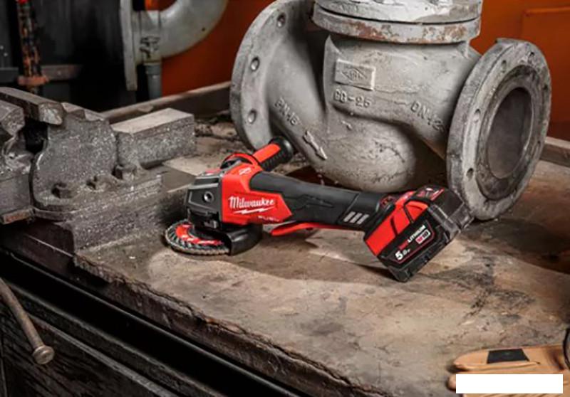 Угловая шлифмашина Milwaukee M18 ONEFSAG 125XPDB-502X Fuel 4933478435 (с 2-мя АКБ)