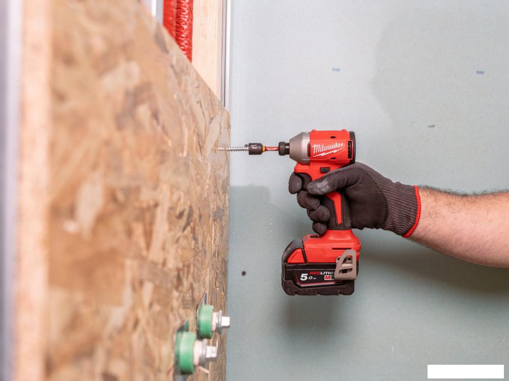 Винтоверт Milwaukee M18 BLIDRCMC-402C 4933499457 (с 2-мя АКБ, кейс)