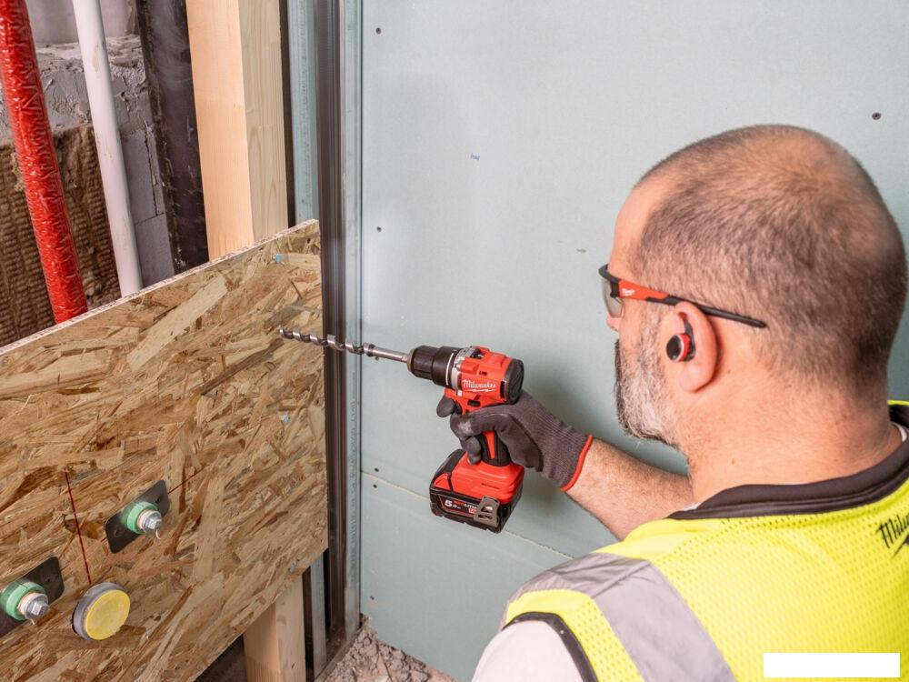 Дрель-шуруповерт Milwaukee M18 M18BLDDRC-402C 4933492834 (с 2-мя АКБ 4 Ач, кейс)