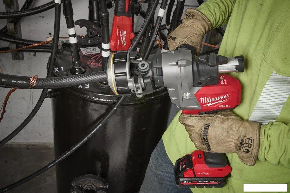 Инструмент для зачистки кабеля Milwaukee M18 FCST-302CA 4933499275 (с 2-мя АКБ, кейс)