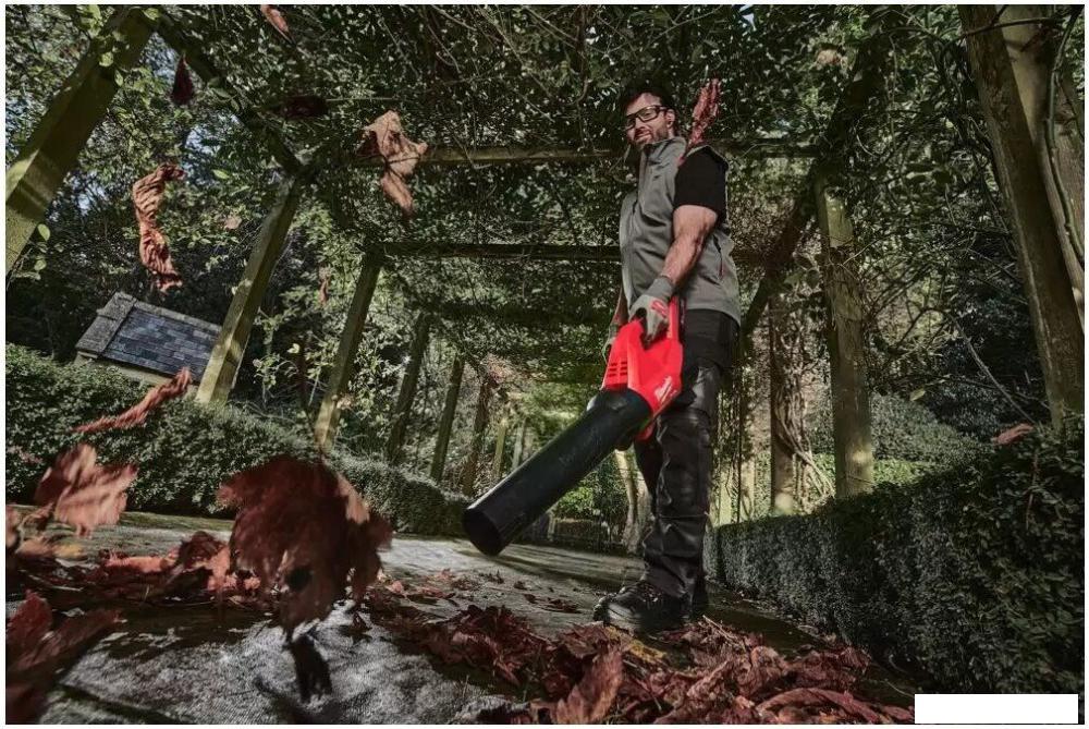 Садовая воздуходувка Milwaukee M18 FBLG3-802 4933499233 (с 2-мя АКБ)