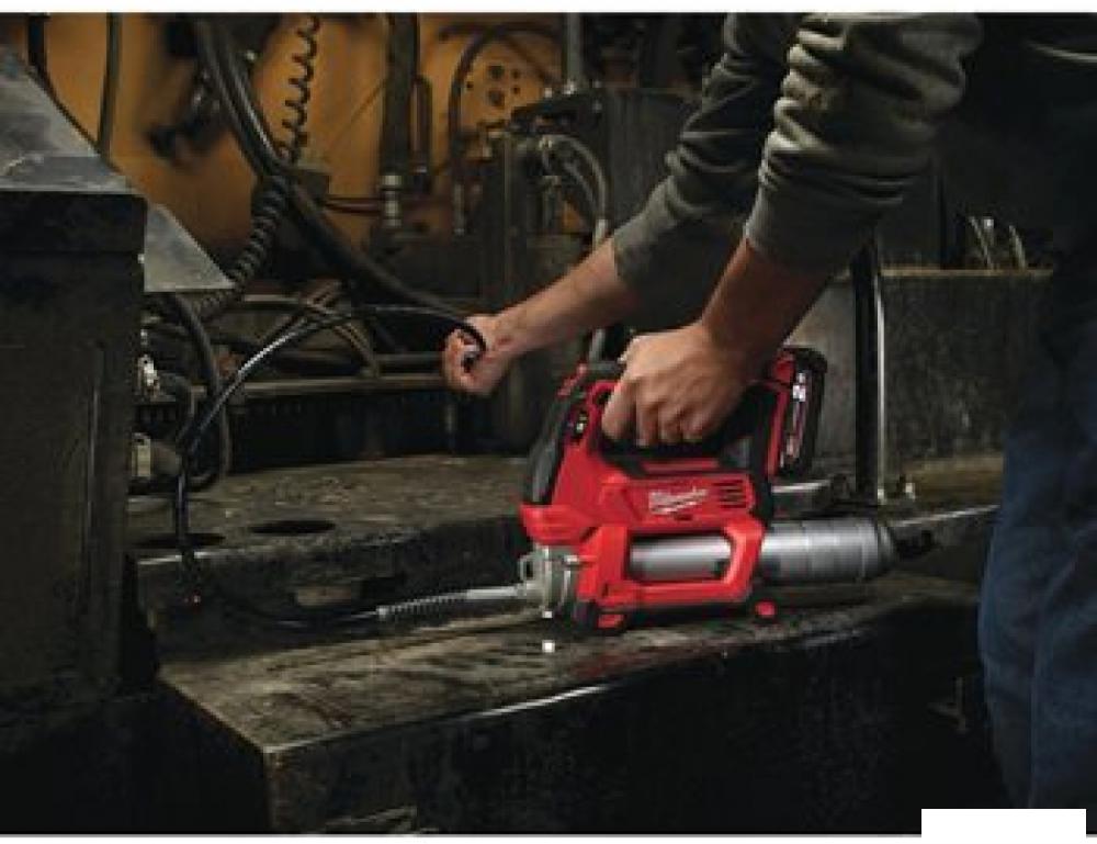 Шприц для смазки Milwaukee M18 GG-0 4933440493 (без АКБ)