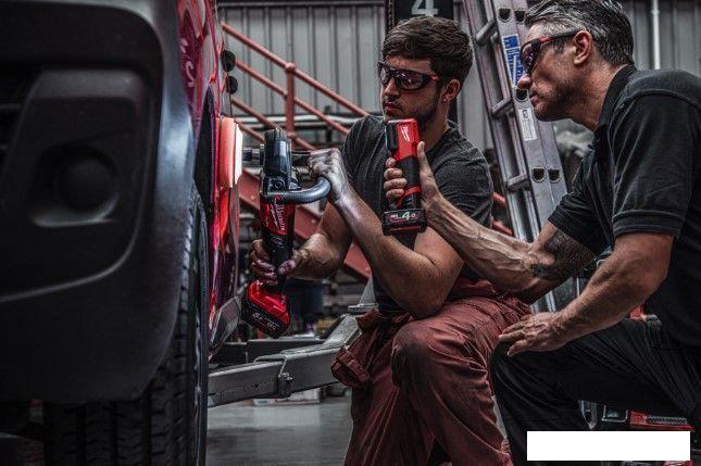 Фонарь Milwaukee M12 CML-401 (с 1-им АКБ)