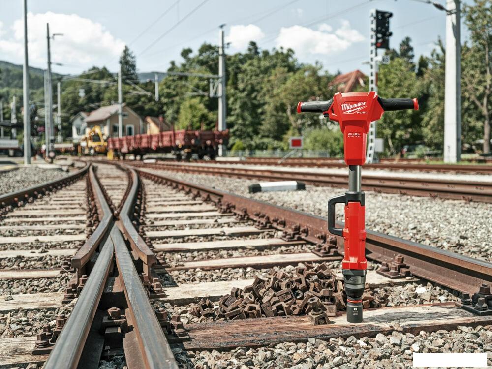 Гайковерт Milwaukee M18 FUEL M18FHIWF1R-0C 4933493140 (без АКБ, кейс)