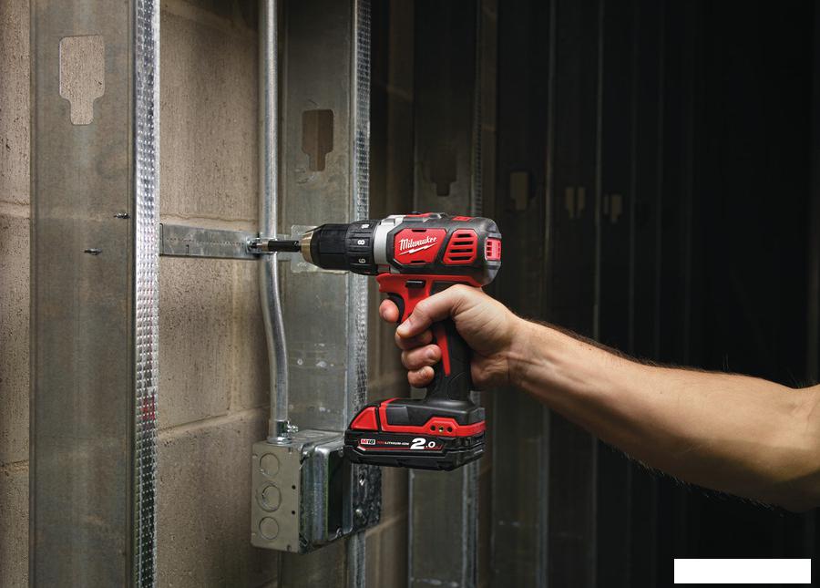 Дрель-шуруповерт Milwaukee M18 BDD-202C 4933443555 (с 2-мя АКБ, кейс)