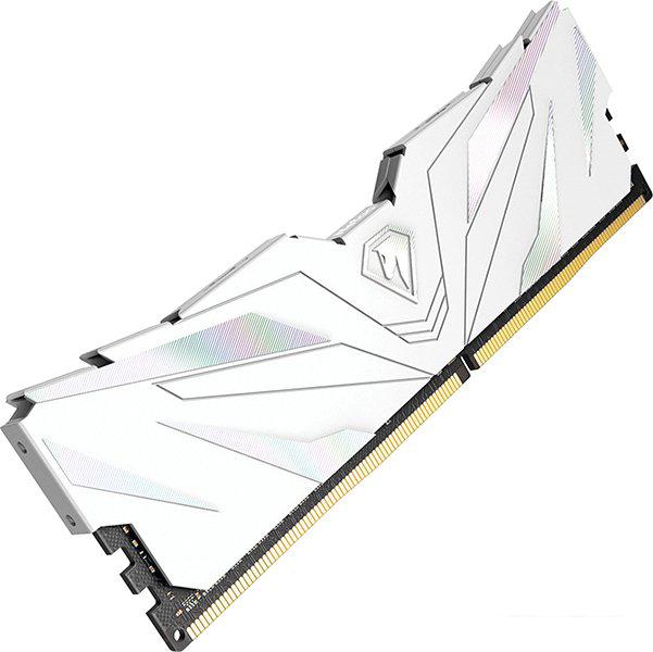 Оперативная память Netac Shadow II White 16ГБ DDR4 2666 МГц NTSWD4P26SP-16W
