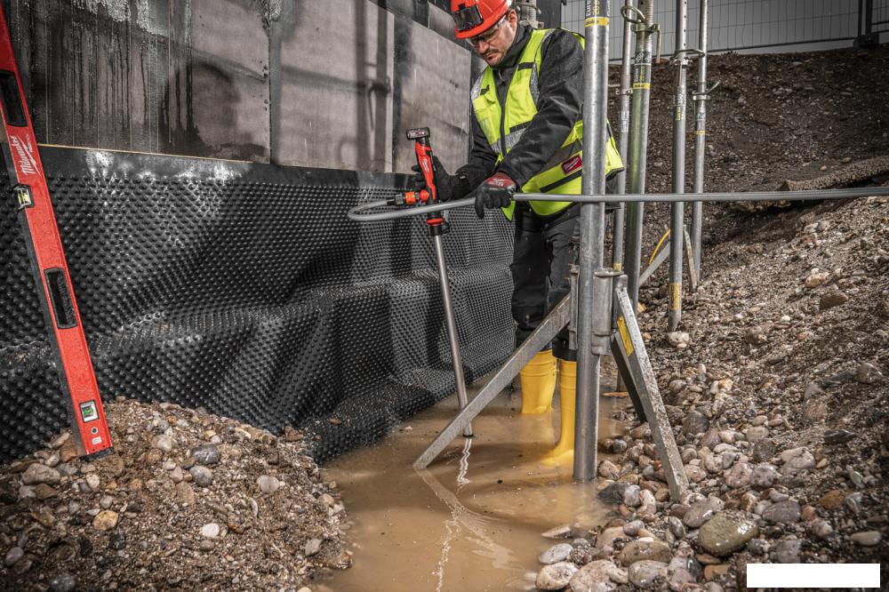 Садовый насос Milwaukee M12 BSWP-0 (без АКБ)