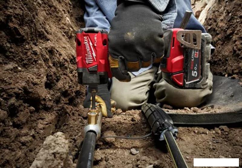 Гайковерт Milwaukee M18 FIW2P12-502X 4933478447 (с 2-мя АКБ, кейс)