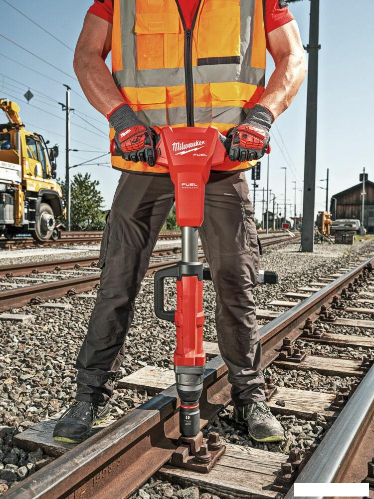 Гайковерт Milwaukee M18 FUEL M18FHIWF1R-122C 4933493141 (с 2-мя АКБ, кейс)