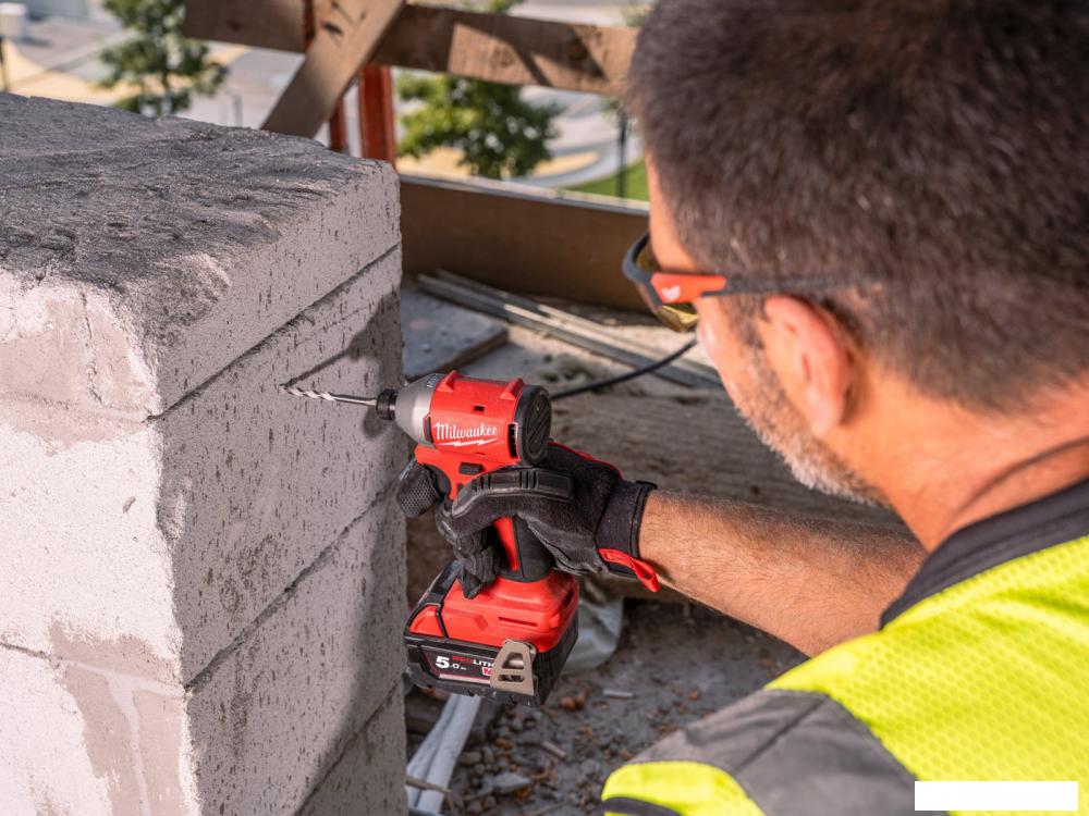 Винтоверт Milwaukee M18 BLIDRCMC-402C 4933499457 (с 2-мя АКБ, кейс)