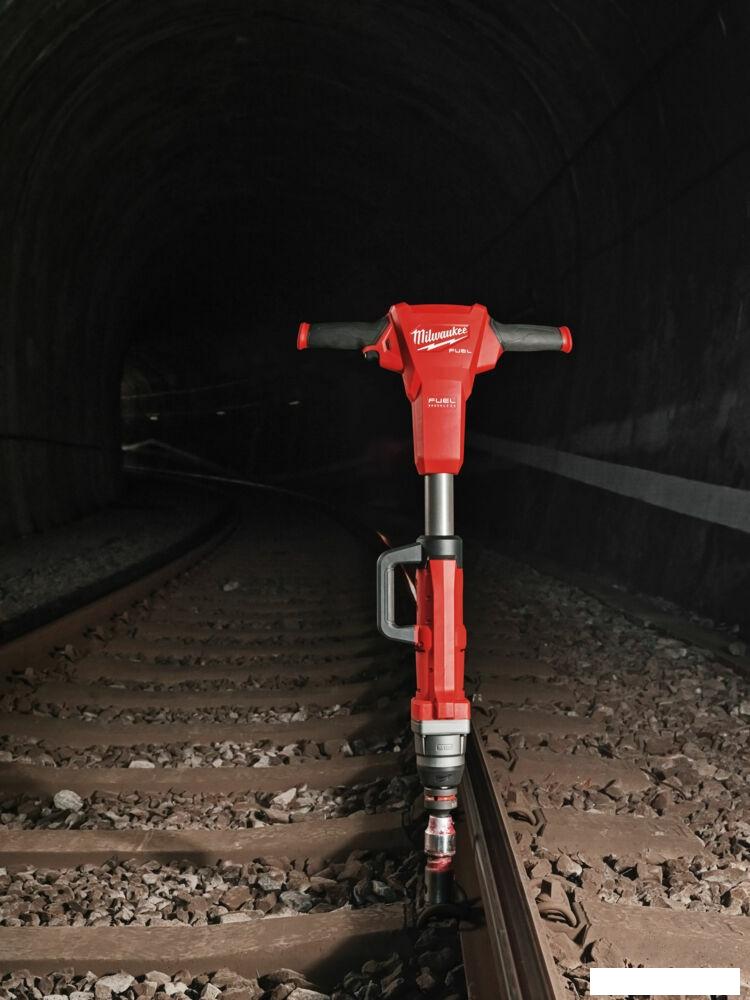 Гайковерт Milwaukee M18 FUEL M18FHIWF1R-122C 4933493141 (с 2-мя АКБ, кейс)