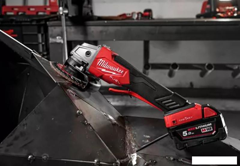 Угловая шлифмашина Milwaukee M18 ONEFSAG 125XPDB-502X Fuel 4933478435 (с 2-мя АКБ)